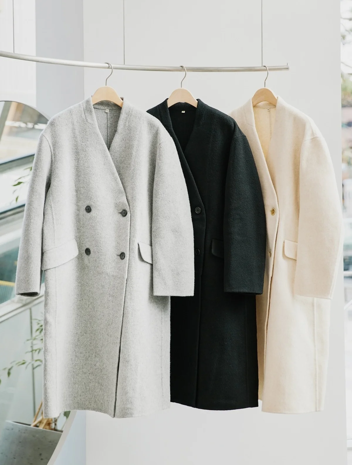 MUJI Laboのカシミヤ混ダブルブレストコート。左から:ライトグレー、ブラック、ライトベージュ。各¥29,900