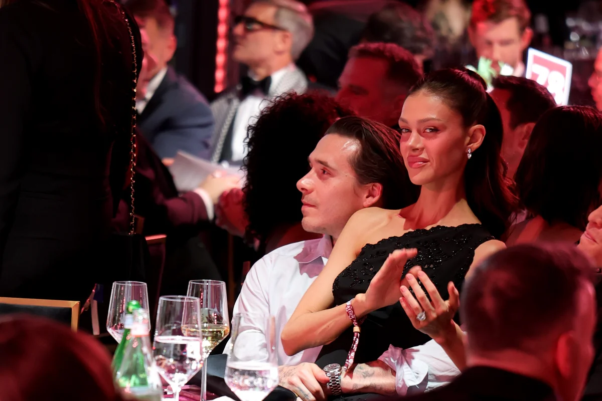 エルトン・ジョン主催のチャリティイベントに参加したブルックリン・ベッカムとニコラ・ペルツ