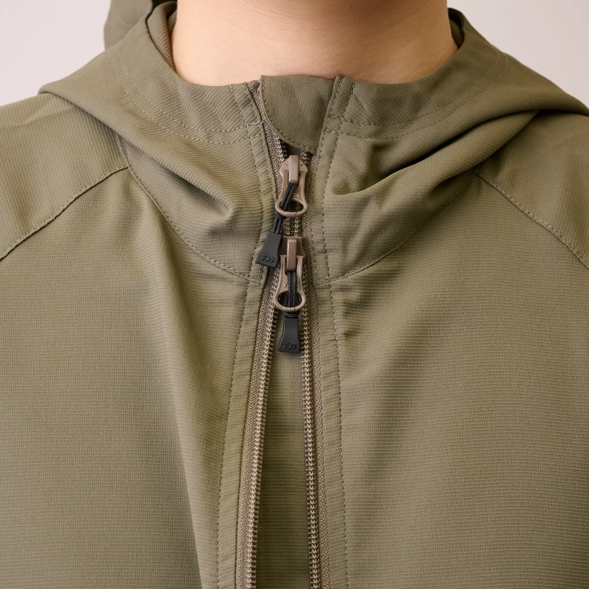 ディーベックのW'S UV PARKA(SPURSHOP別注)のダブルファスナーに寄ったカット