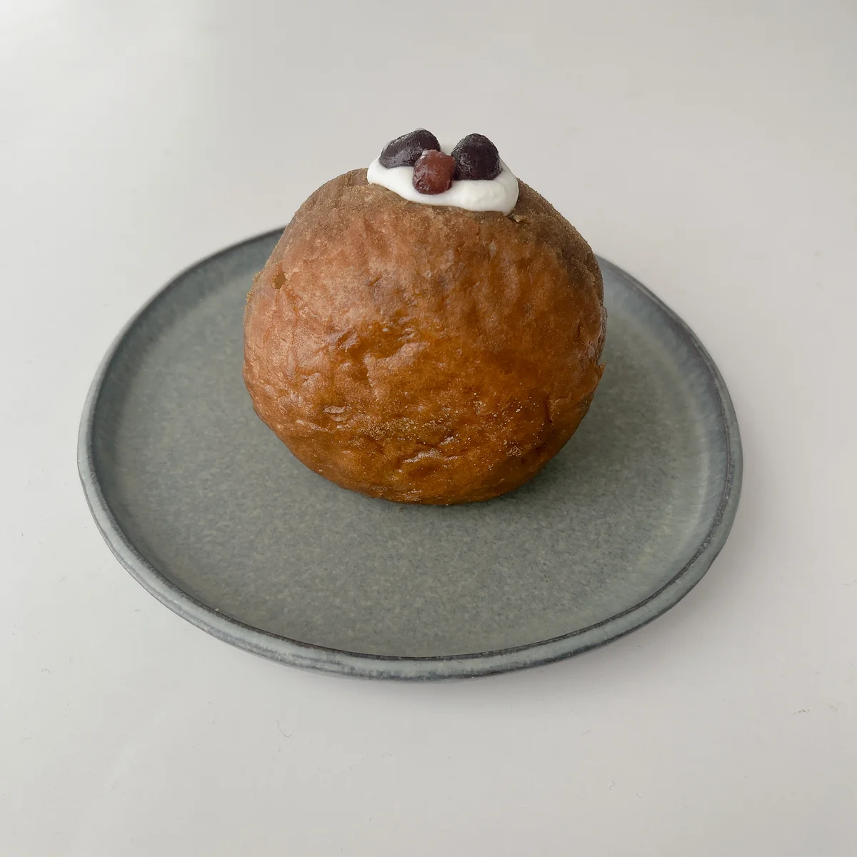 ほうじ茶を練りこんだ生ドーナツには、「丸三老舗」自慢の餡と生クリームをたっぷり詰め込んで、とろける新食感。