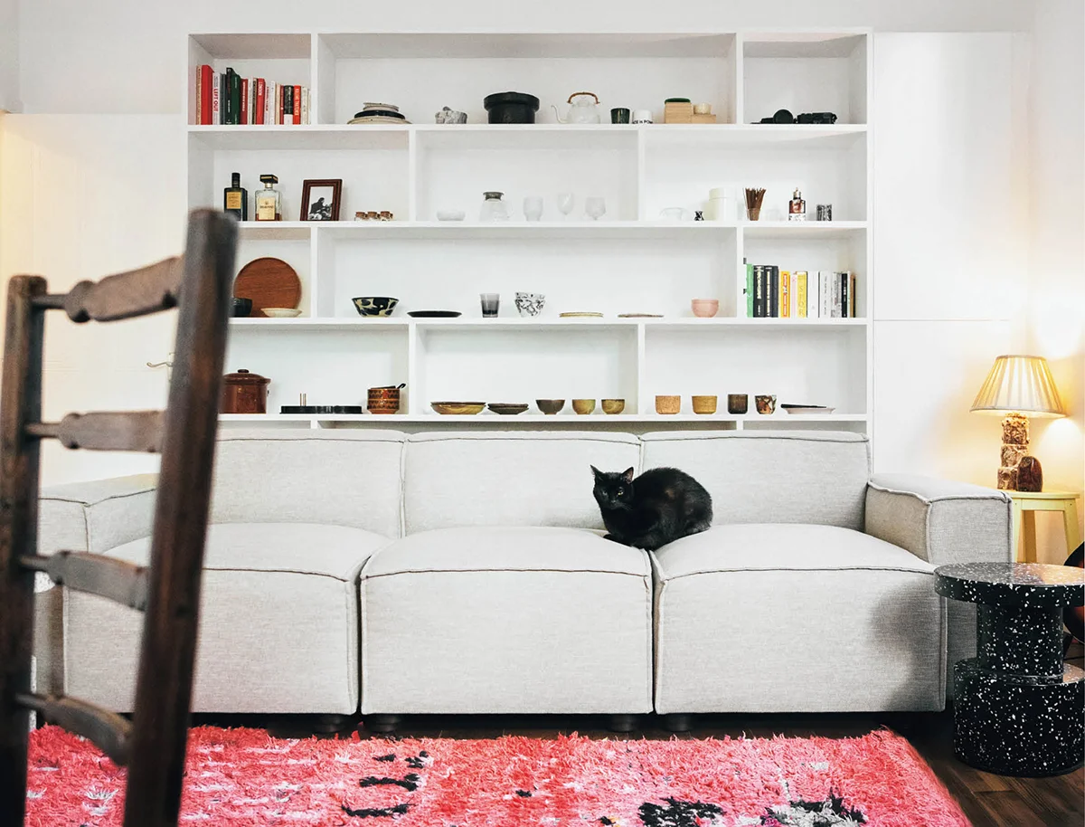 ロンドン在住のクリエイティブディレクター、木本梨絵さんの自宅のシェルフ