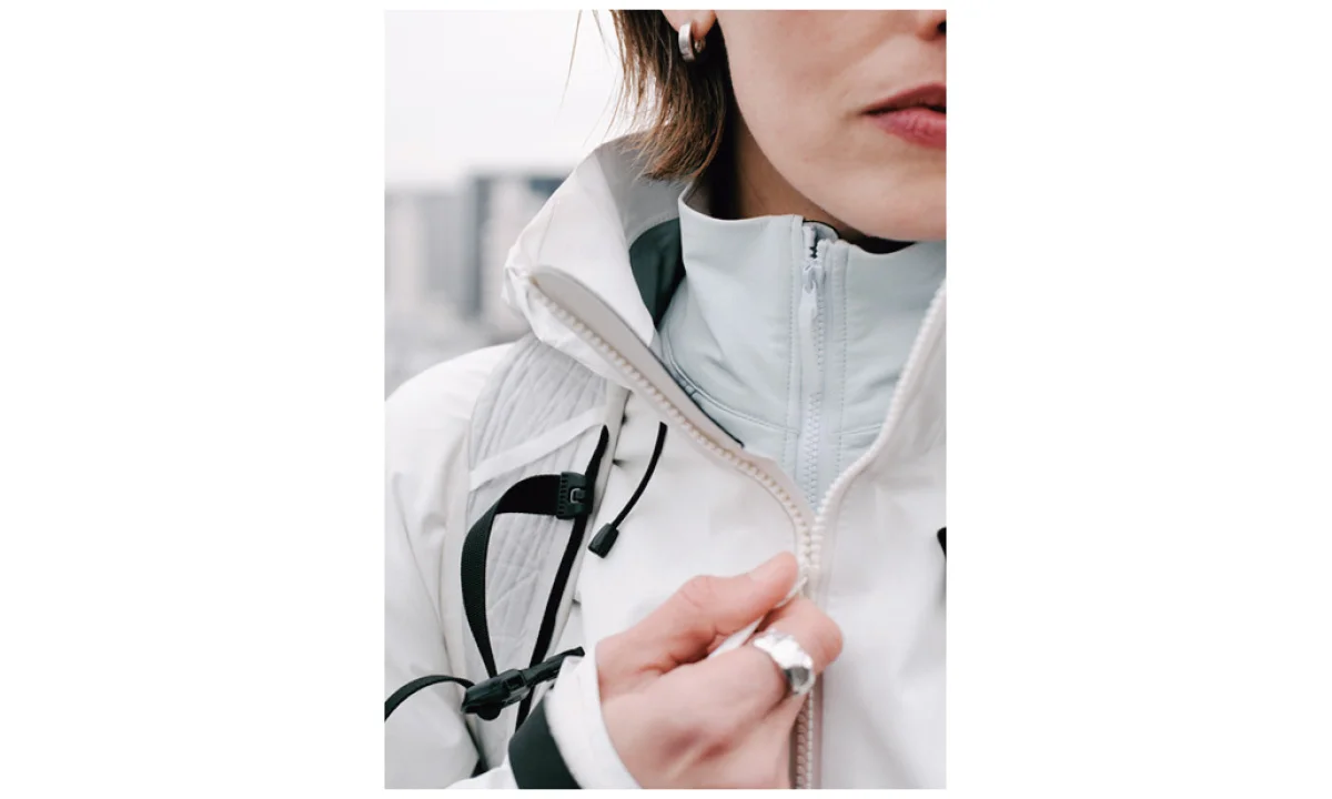 アークテリクスのジャケットを着用したジョージア・スミス