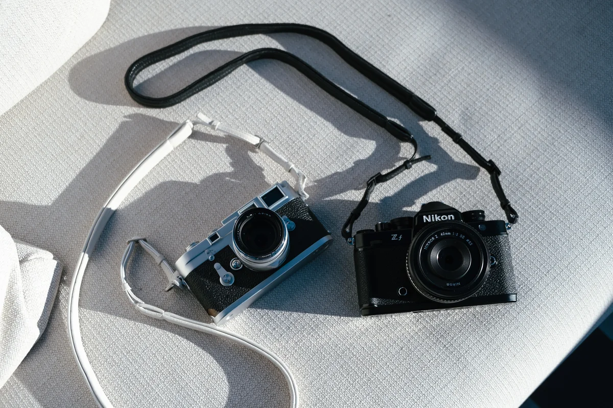 objcts.ioのエッセンシャル カメラストラップ（ブラック、ホワイト）を取り付けたカメラ