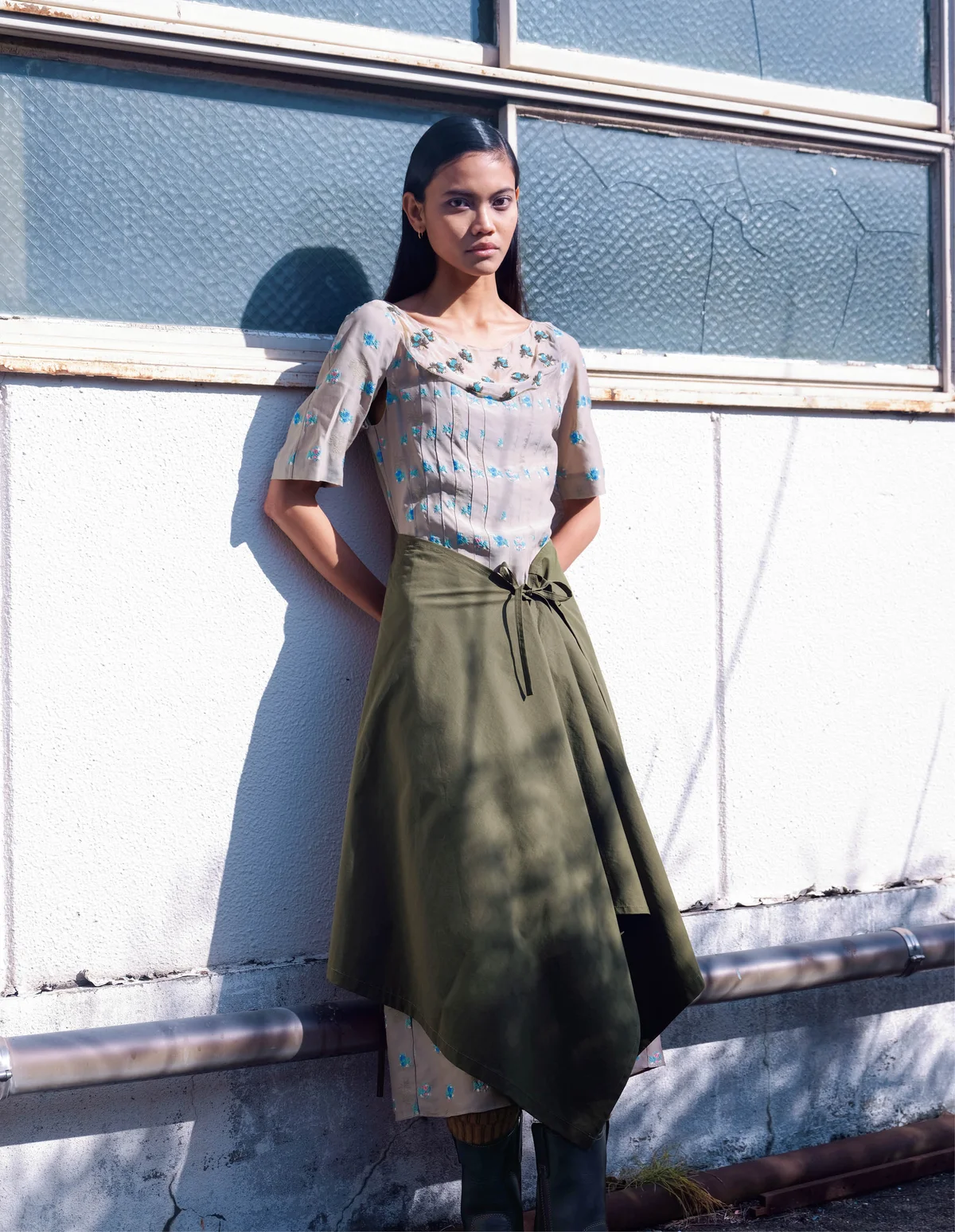 トリー バーチのドレス　ウォーム・メタルのスカート　ブランドストーンの靴　ロトトのソックス