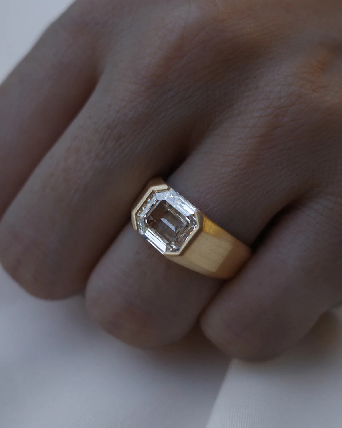 シハラ　Emerald-Cut Signet Ring 3.10ct　「エクスクルーシブ ダイヤモンド」コレクション