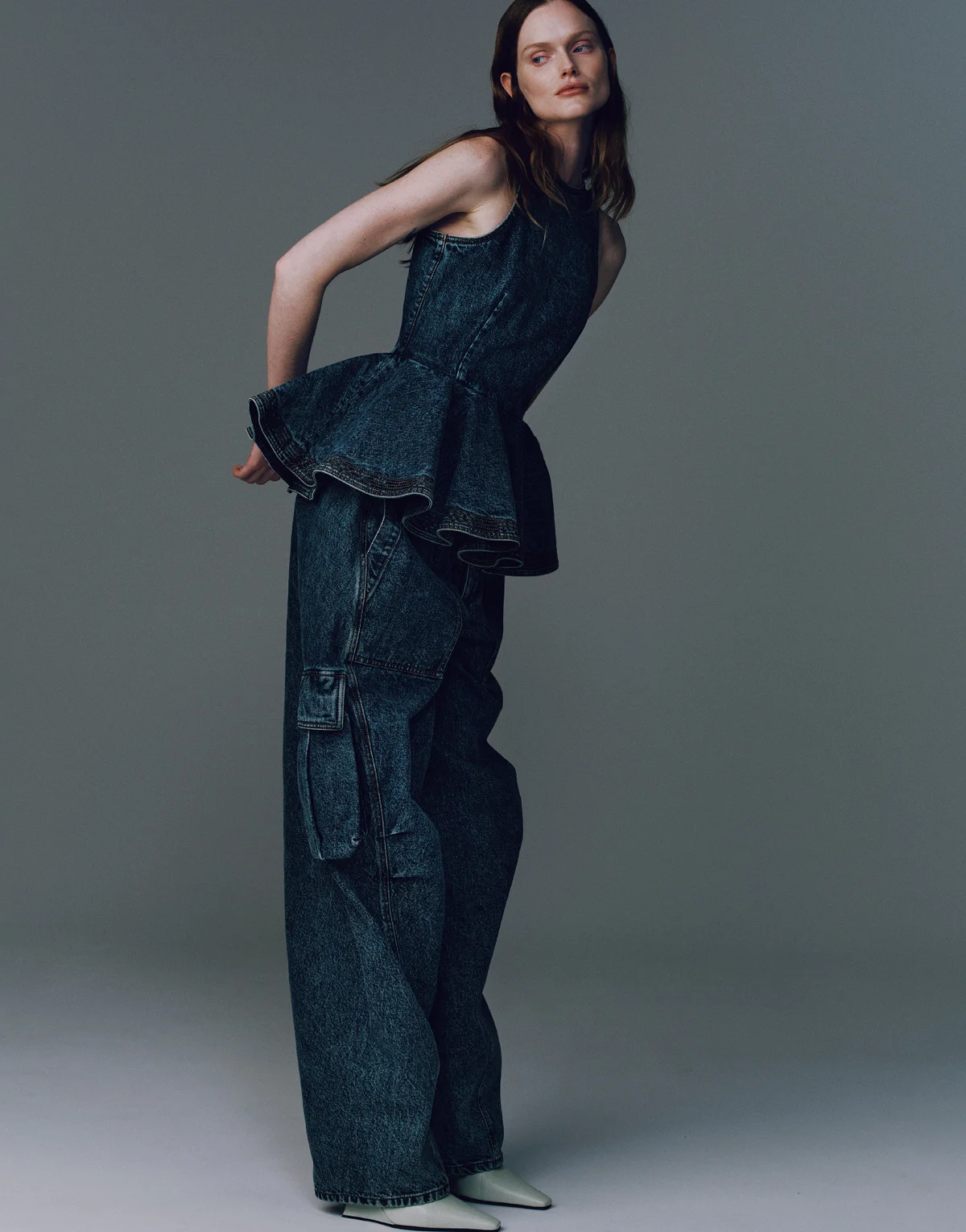 アライアのデニムを着用したモデル