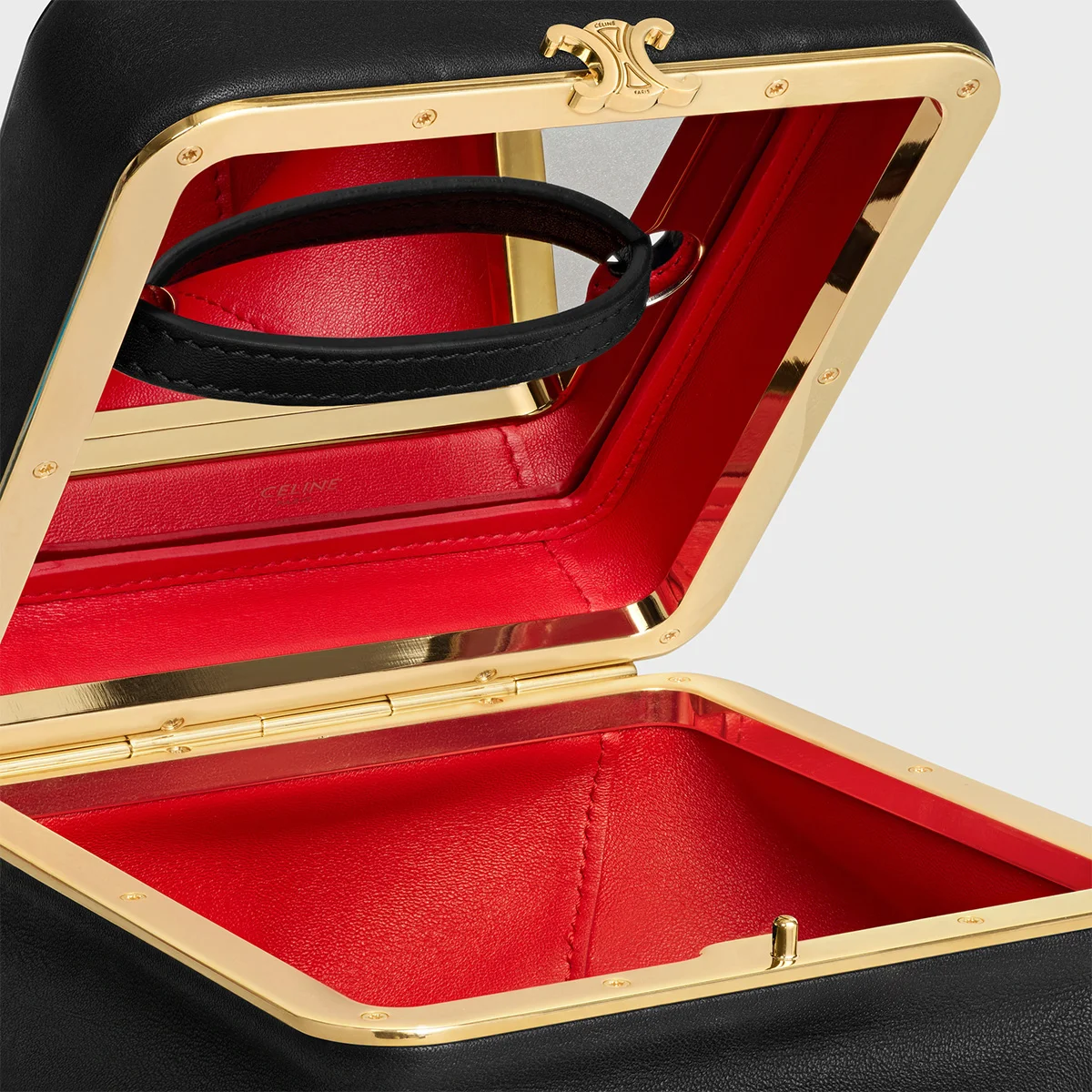 セリーヌ「トリオンフ フレーム」のミラー付きの内装