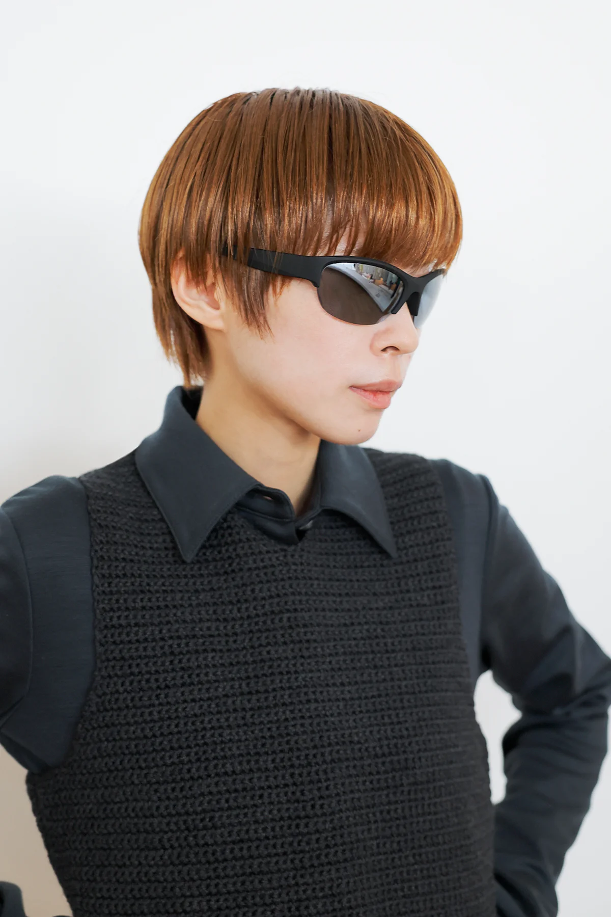 ユニクロのスポーツサングラス ハーフリムを着用したSPURエディターのセルフコーディネート