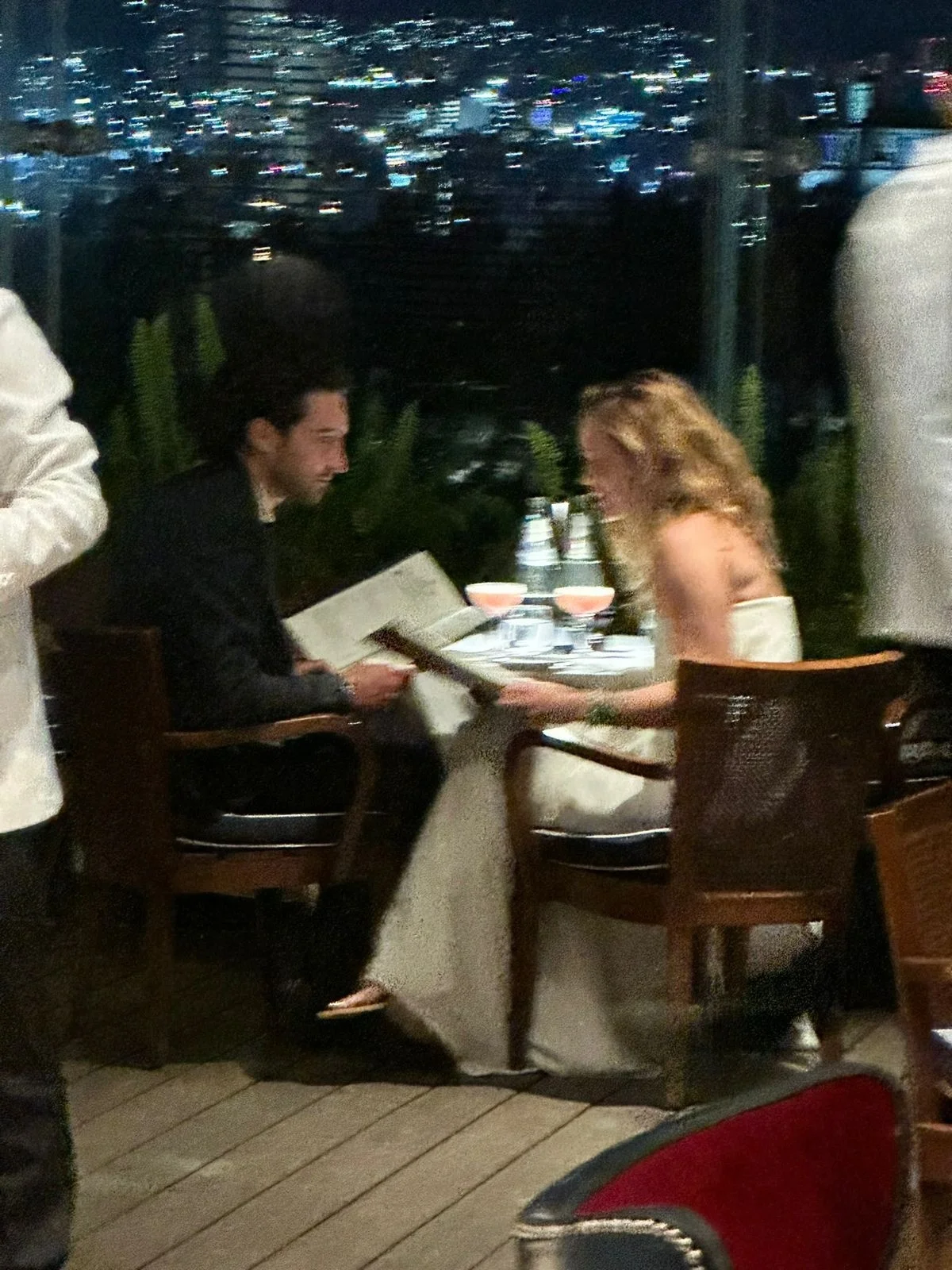 ディナーを楽しむエマ・ワトソンとゴンサロ・エビア・バイエール