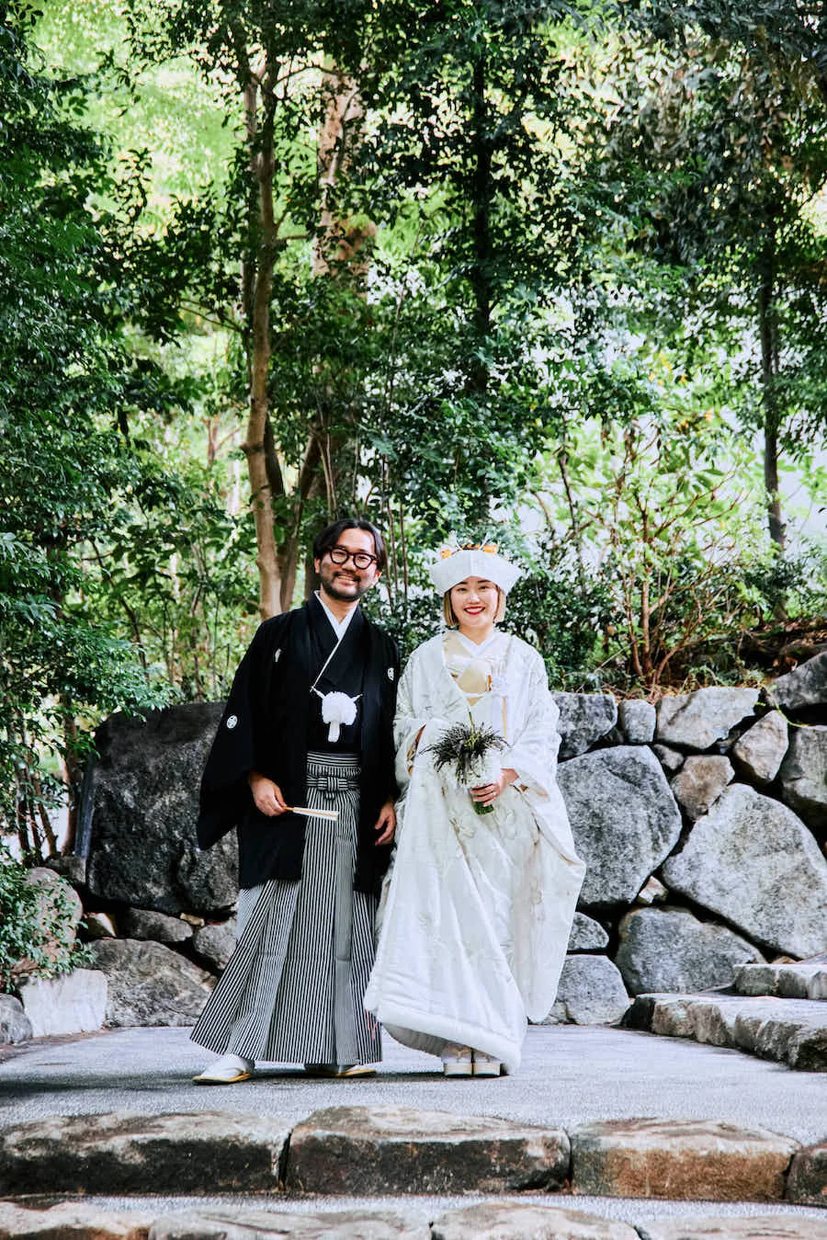 八芳園の庭園にて。飯島聡子さんと、クリエイティブディレクターとして活躍する小林大地さんの和装姿。