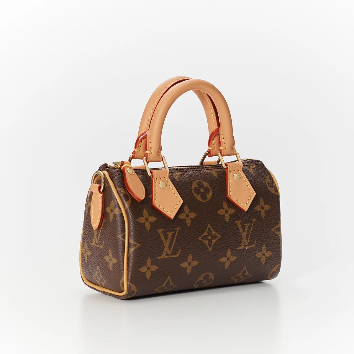 ルイ・ヴィトンのモノグラムバッグ「ナノ・スピーディ」　マチが見える斜め