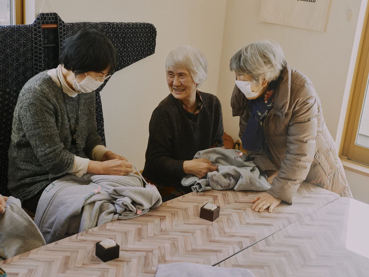 談笑しながら作業をする大槌刺し子の職人たち