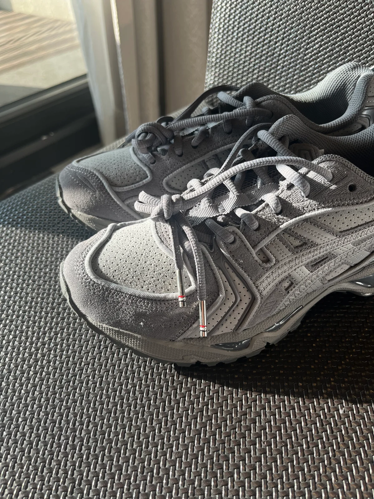 トムブラウン アシックス コラボレーションスニーカー ゲルカヤノ14 トリコロールのディテールが随所に光る