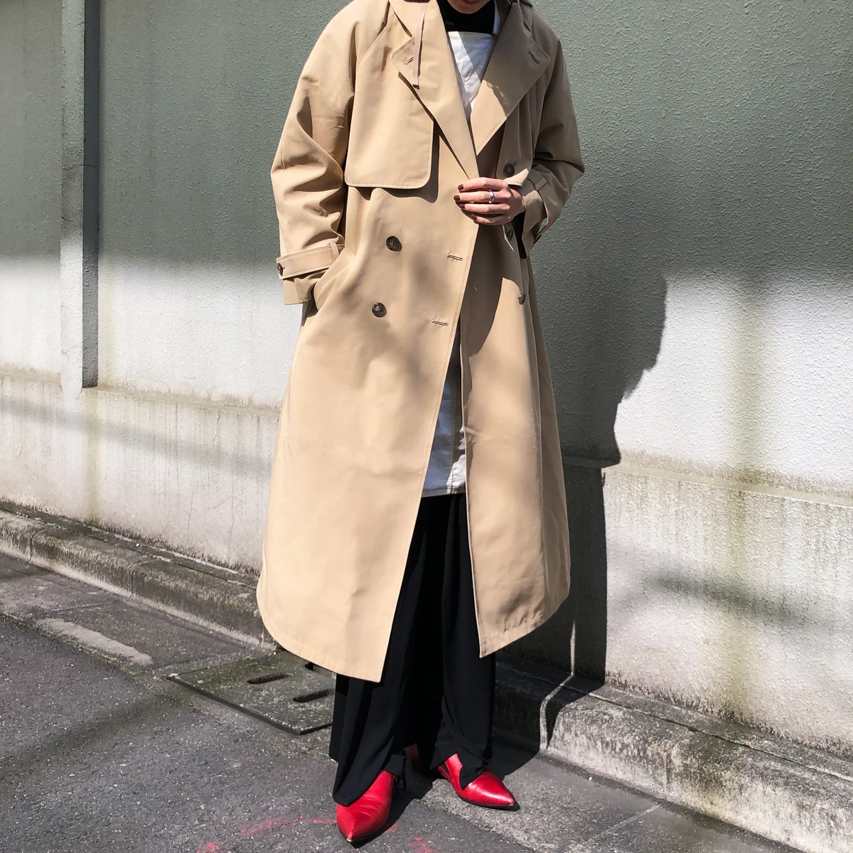 UNOHAのROUND HEM TRENCH COAT着用写真