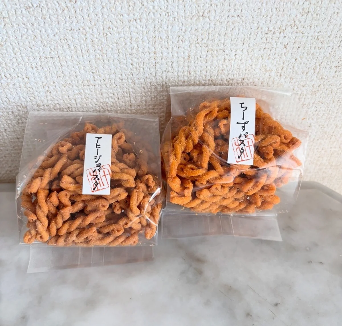 左から：アヒージョパスタ￥580、ちーずパスタ￥590／麻布十番杵屋＊お取り寄せOK