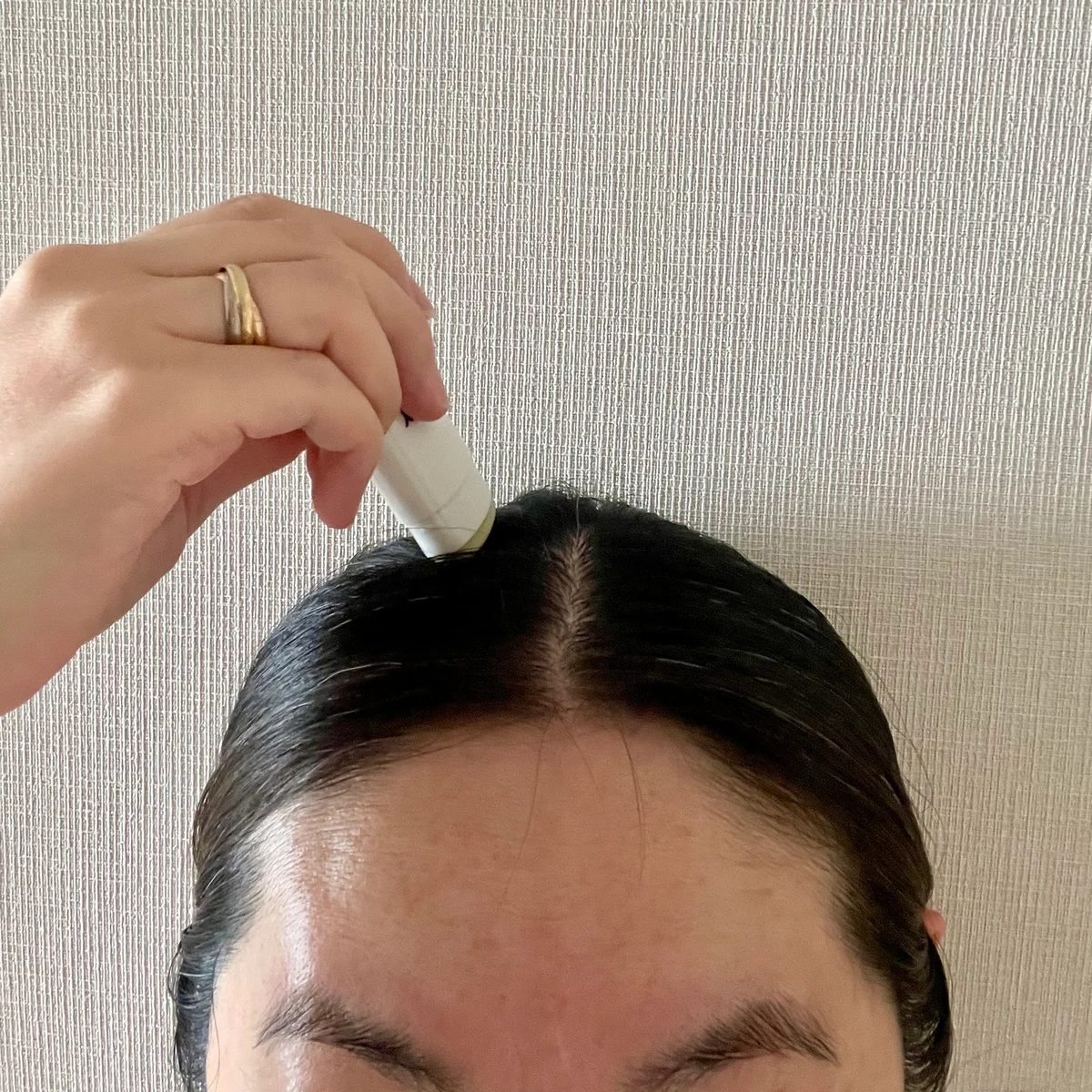 浮き毛にSUMIDAYのヘアバームをぬっている写真