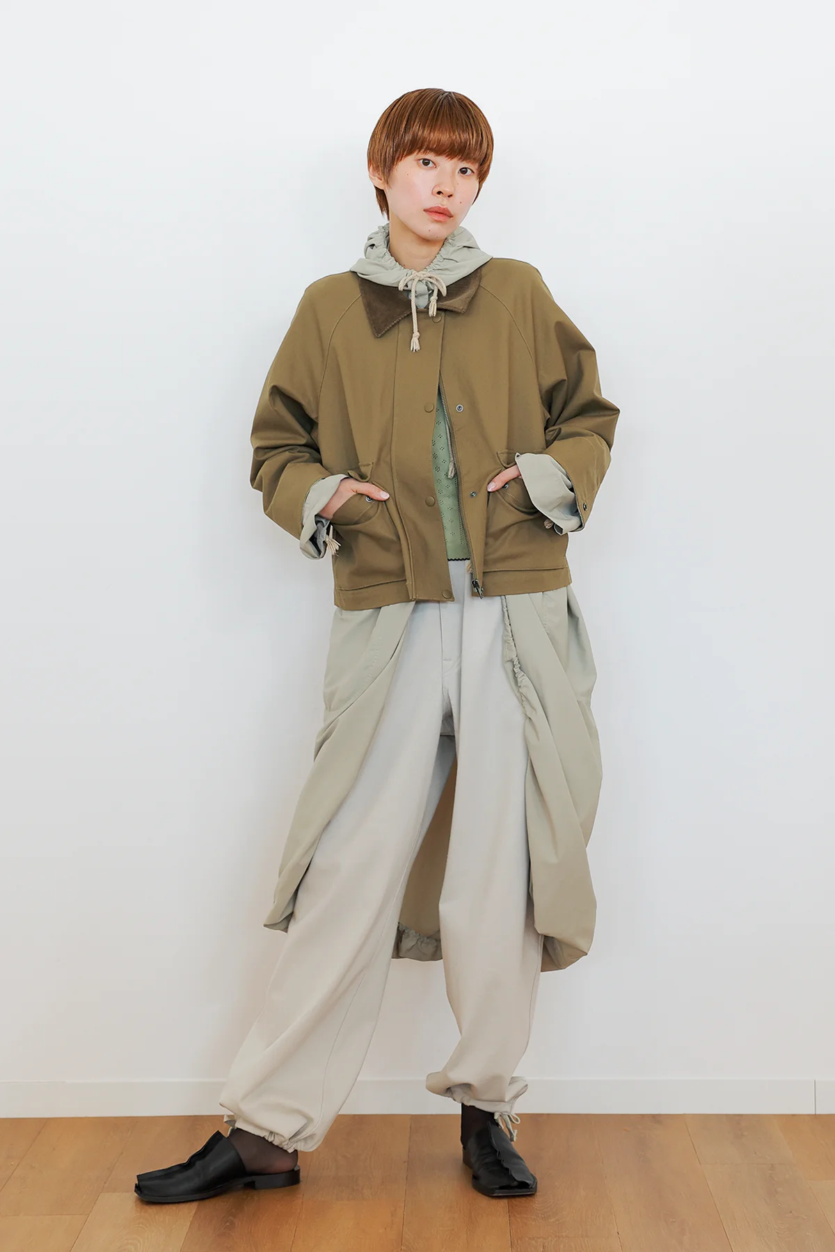 ユニクロのユーティリティショートジャケットを着用したエディターのセルフコーディネート