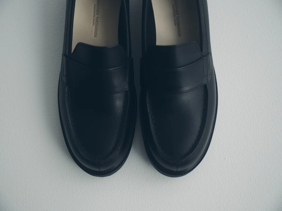 トラディショナルなローファーを再構築した、ビューティフル・シューズのアッパーデザイン