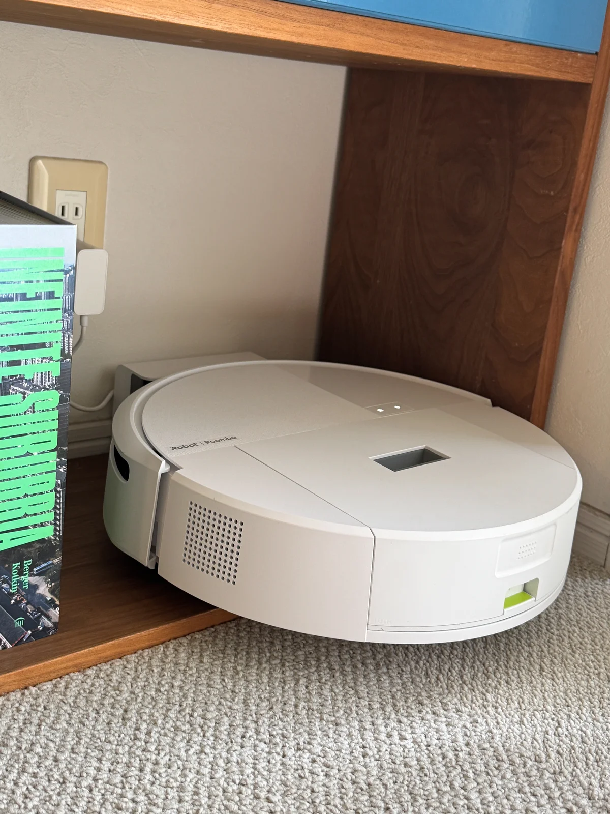 Roomba (ルンバ) 205 DustCompactor Comboがステーションにいる様子