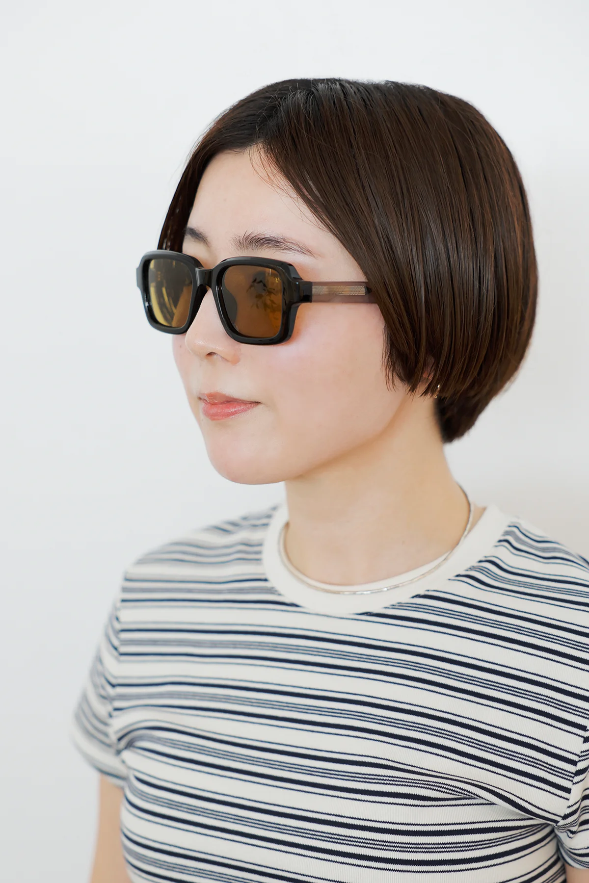 ユニクロのサングラス ボールドスクエアを着用したエディターのセルフコーディネート