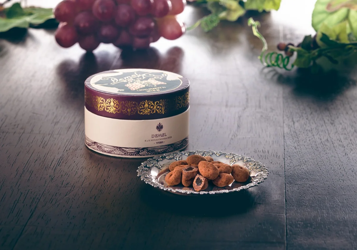 デメルの「ラムレーズンのチョコレート掛け」¥1,944　香り高いチョコレートと優美なパッケージ