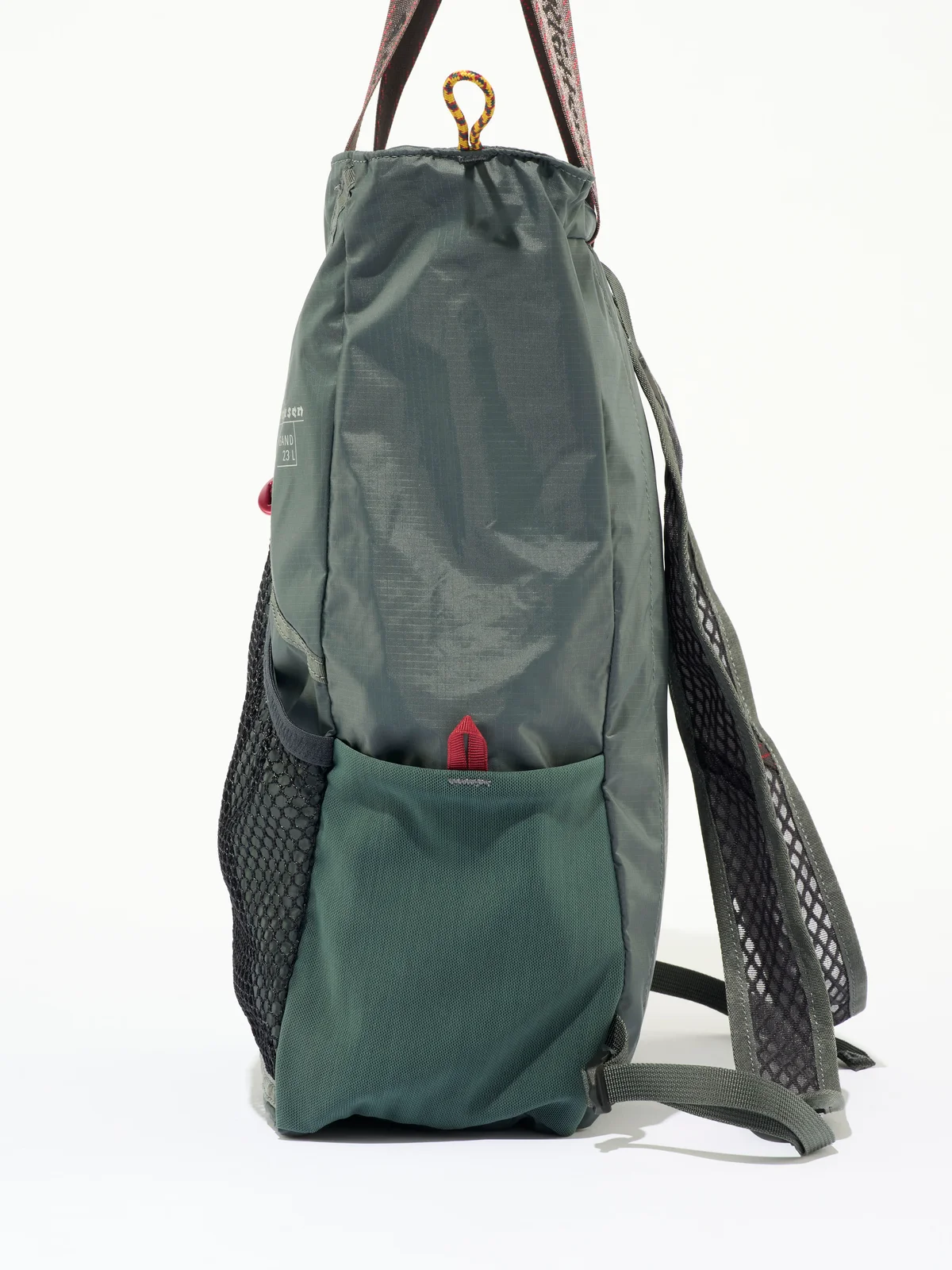 【クレッタルムーセン】の「Gand Bag 」23Lのサイドにはドリンクボトル用ポケットを装備