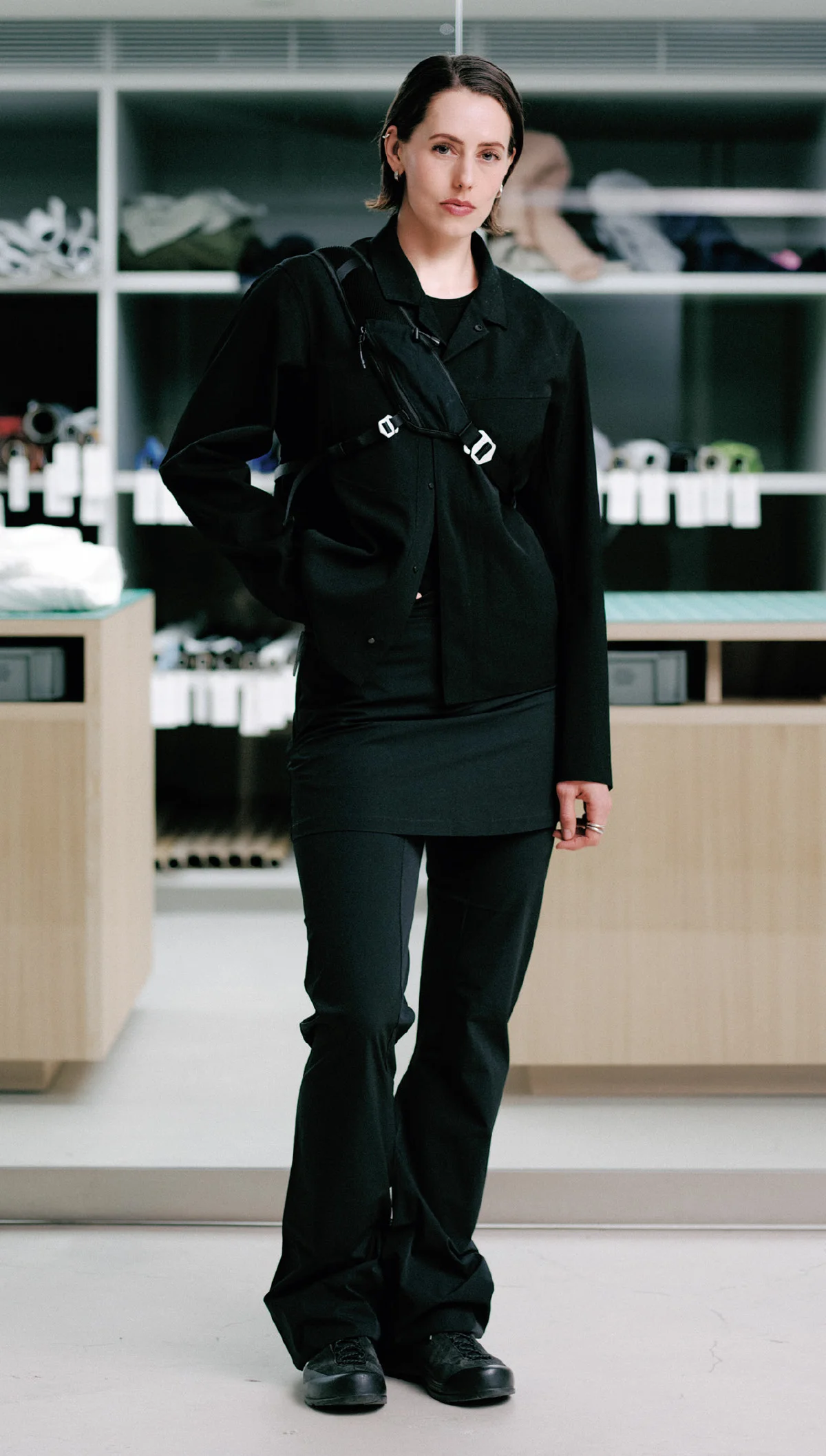 VEILANCEのシャツジャケットを着用したジョージア・スミス