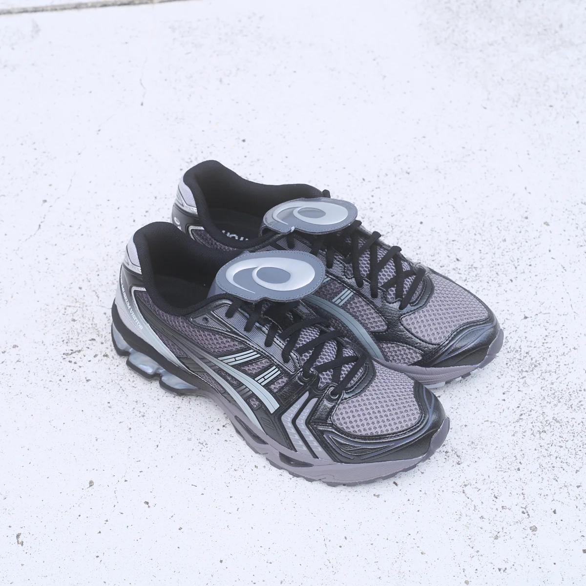 アシックスのスニーカー　GEL-KAYANO 14 × THE MUSEUM VISITOR