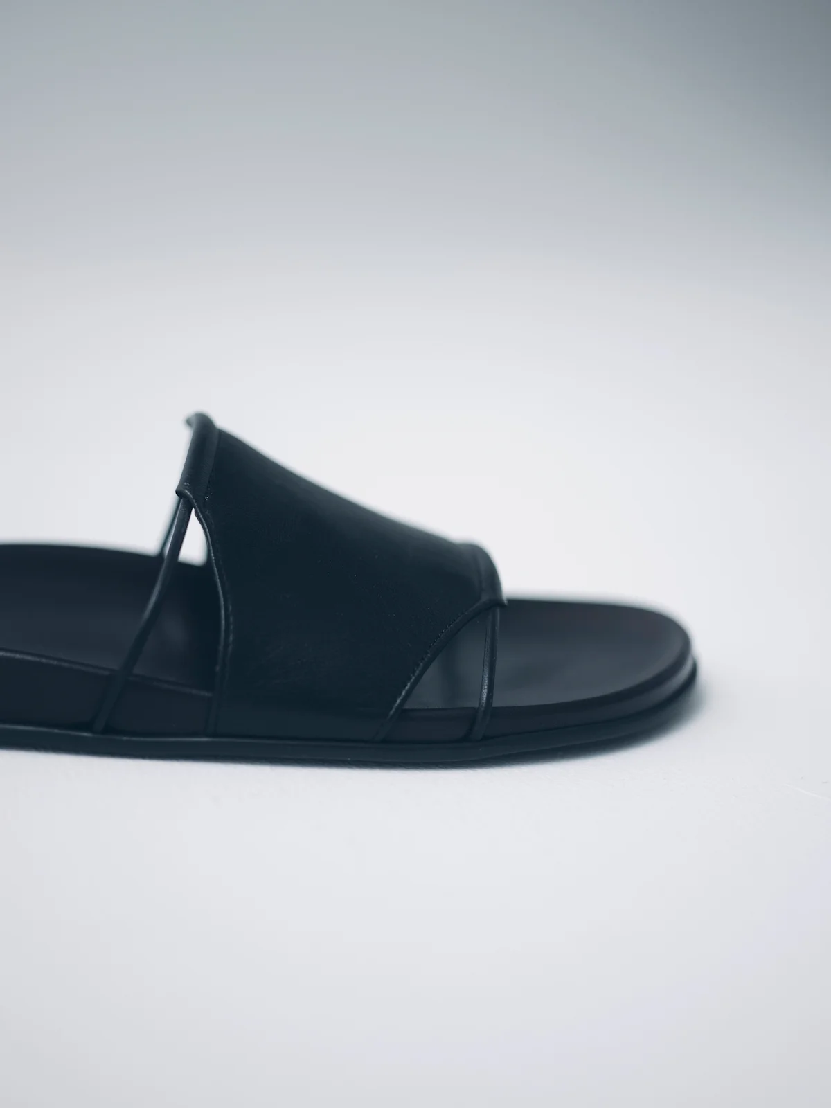 ザ・ロウのVivienne Slideのサイド部分