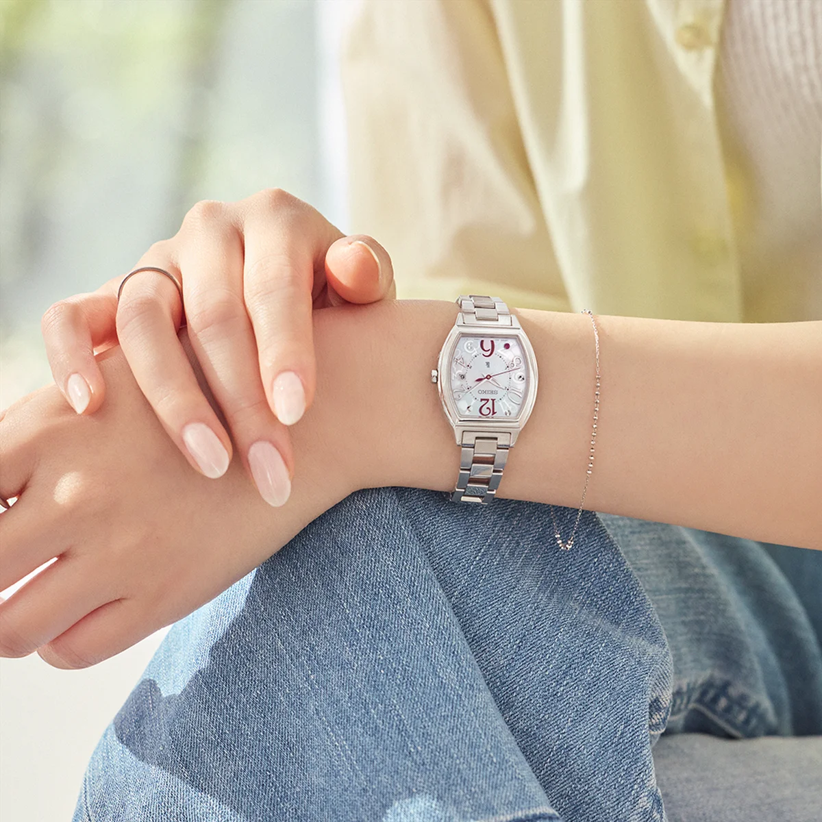 「2026 ウォーム モーメント」ウォッチ〈SS、白蝶貝、クレサンベール、ソーラー電波ムーブメント、ケースサイズ36.3×27.7m〉¥79,200 ※600本限定