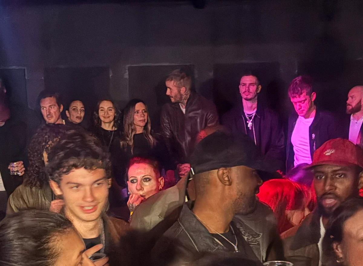 コンサート会場では後ろの席から見ていたというヴィクトリア・ベッカム、デヴィッド・ベッカム、ロメオ・ベッカム