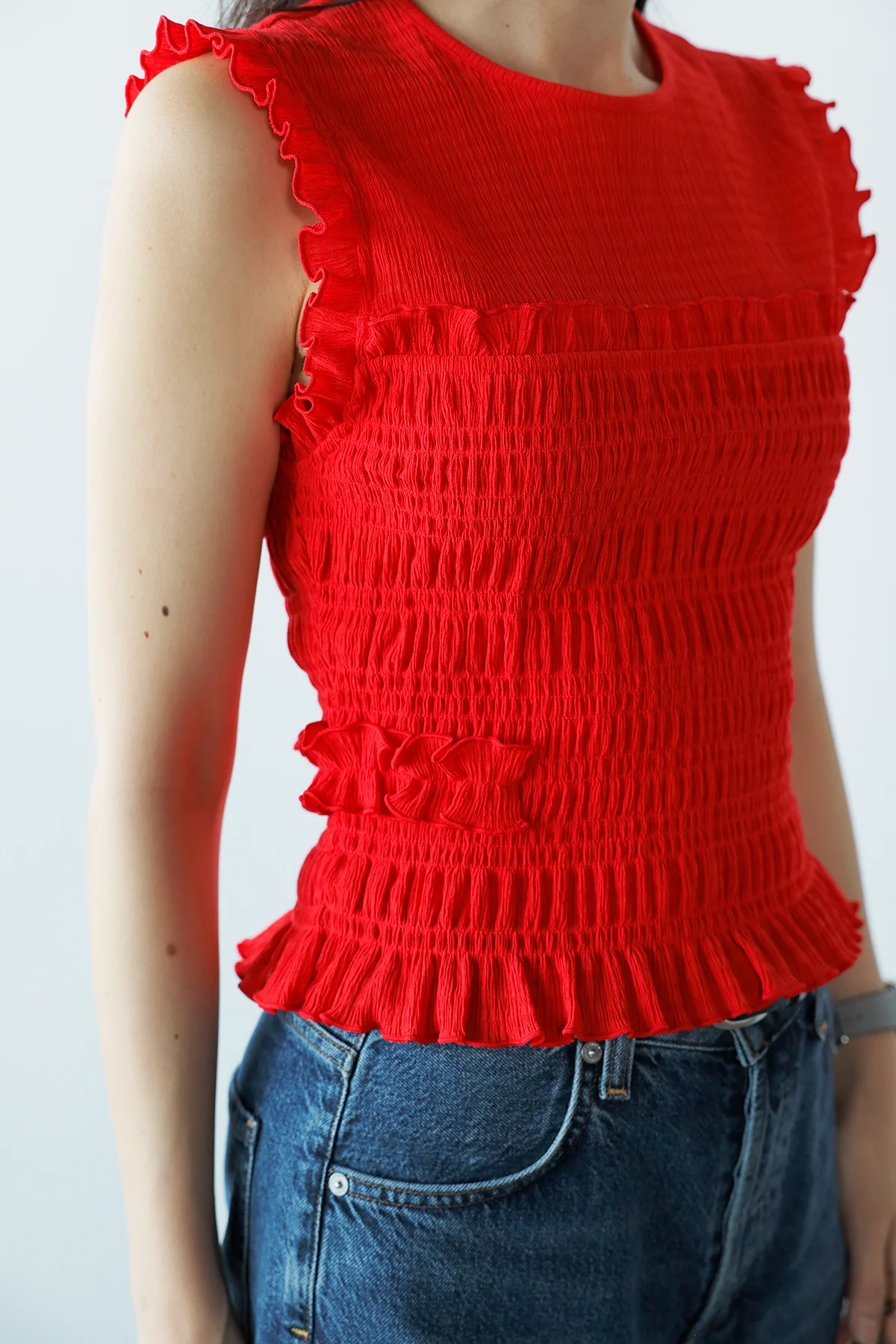 ユニクロ アンド セシリー バンセンのシャーリング T ノースリーブの着用ディテール