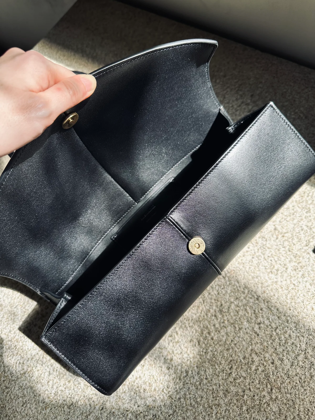 ジル サンダーのLinea ショルダーのフラップを開けた画像