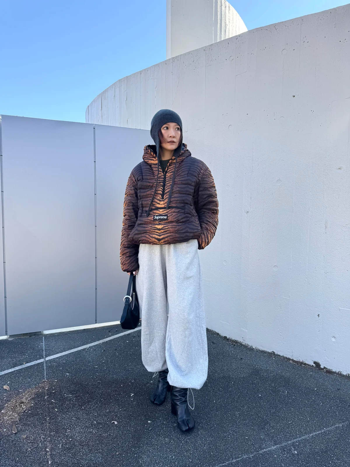 萩原さんが着用したアンスクリアのスウェットパンツルック　