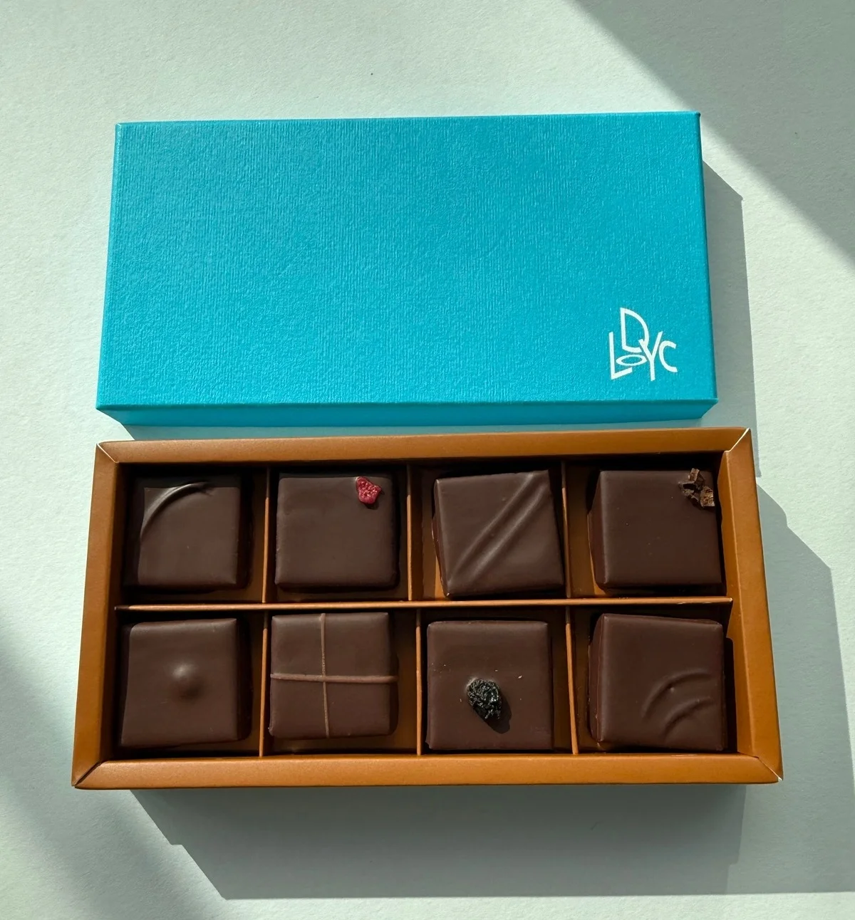 2025年10月に本格オープンした文京区千石「LoDYc chocolate （ロディック チョコレート）」のボンボンショコラ