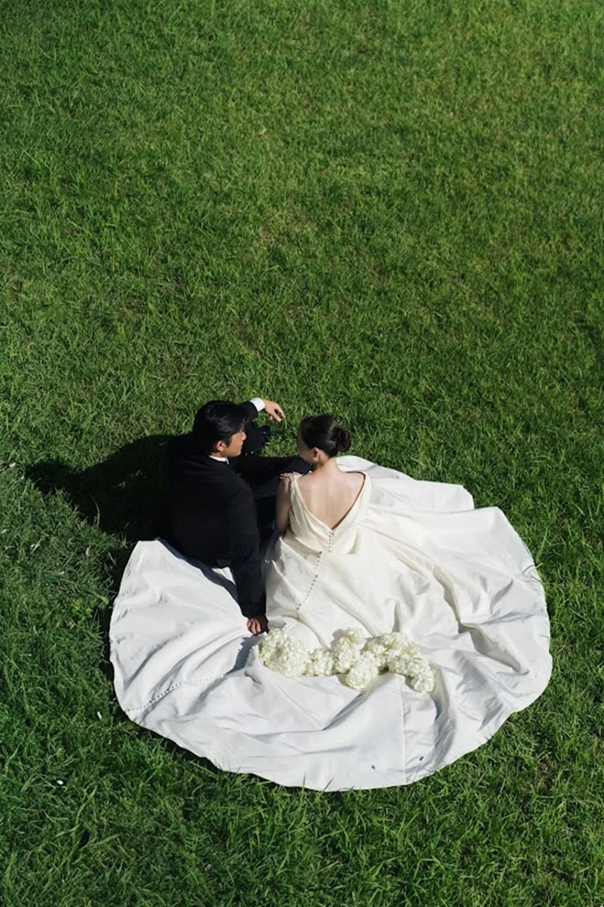 大人の魅力を演出するエレガントなドレスをまとって、一生に一度の記念を残して