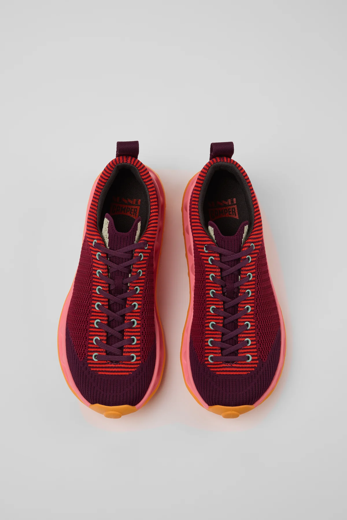 カンペールとスンネイの第4弾コラボレーションスニーカーの画像（底・横面）