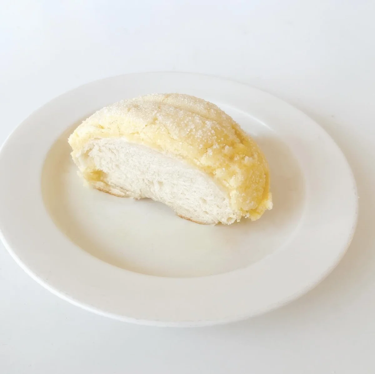 目黒のベーグルカフェmugi bagelで見つけた、「メロンベーグル」の断面。外側は甘いサクっとしたクッキー生地。中はムギベーグル独自の“むぎゅもち”食感