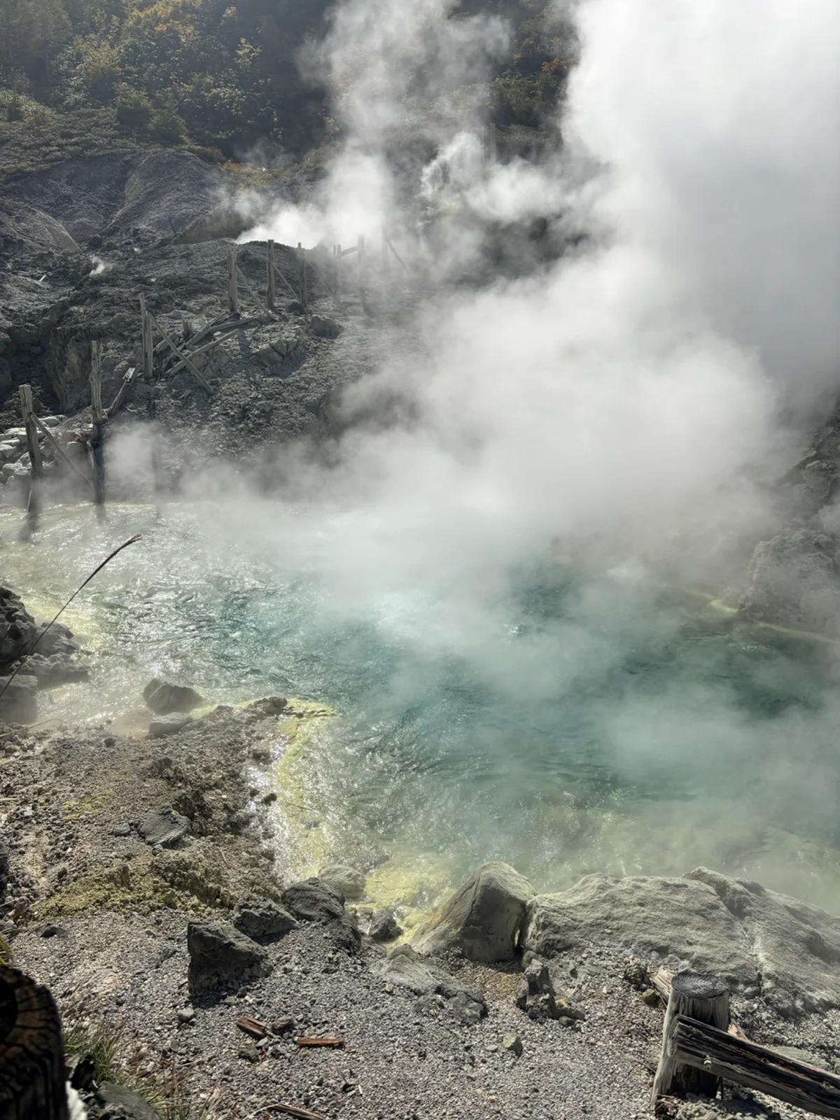 秋田玉川温泉の源泉湧出の様子