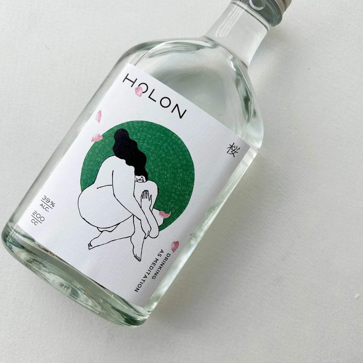 「HOLON GIN SEASONAL桜」のジンのボトル