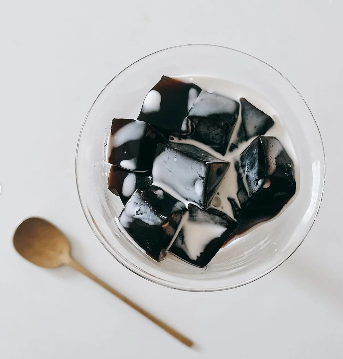 わらび餅にコーヒーを練りこんだ新感覚の和スイーツ。コーヒーミルクをかけて召し上がれ。