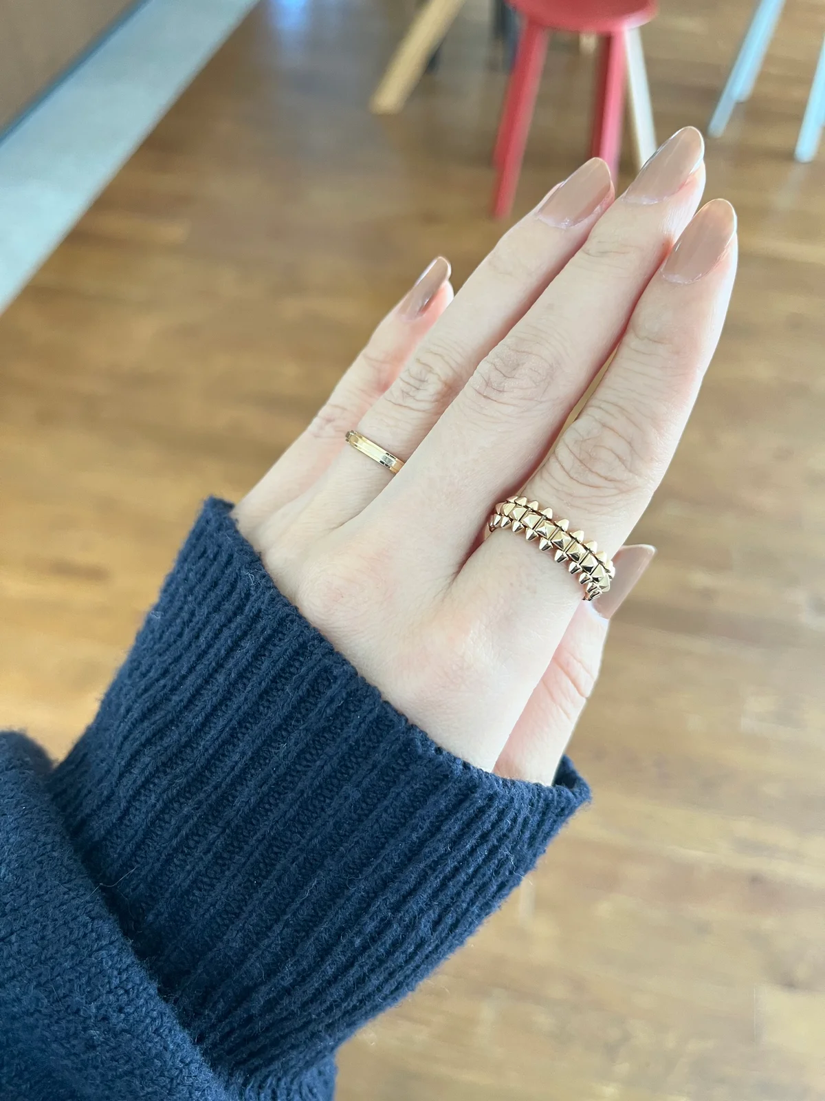 カルティエの名品リング「クラッシュ ドゥ カルティエ リング スモールサイズ（〈PG〉￥434,500）」の着用写真