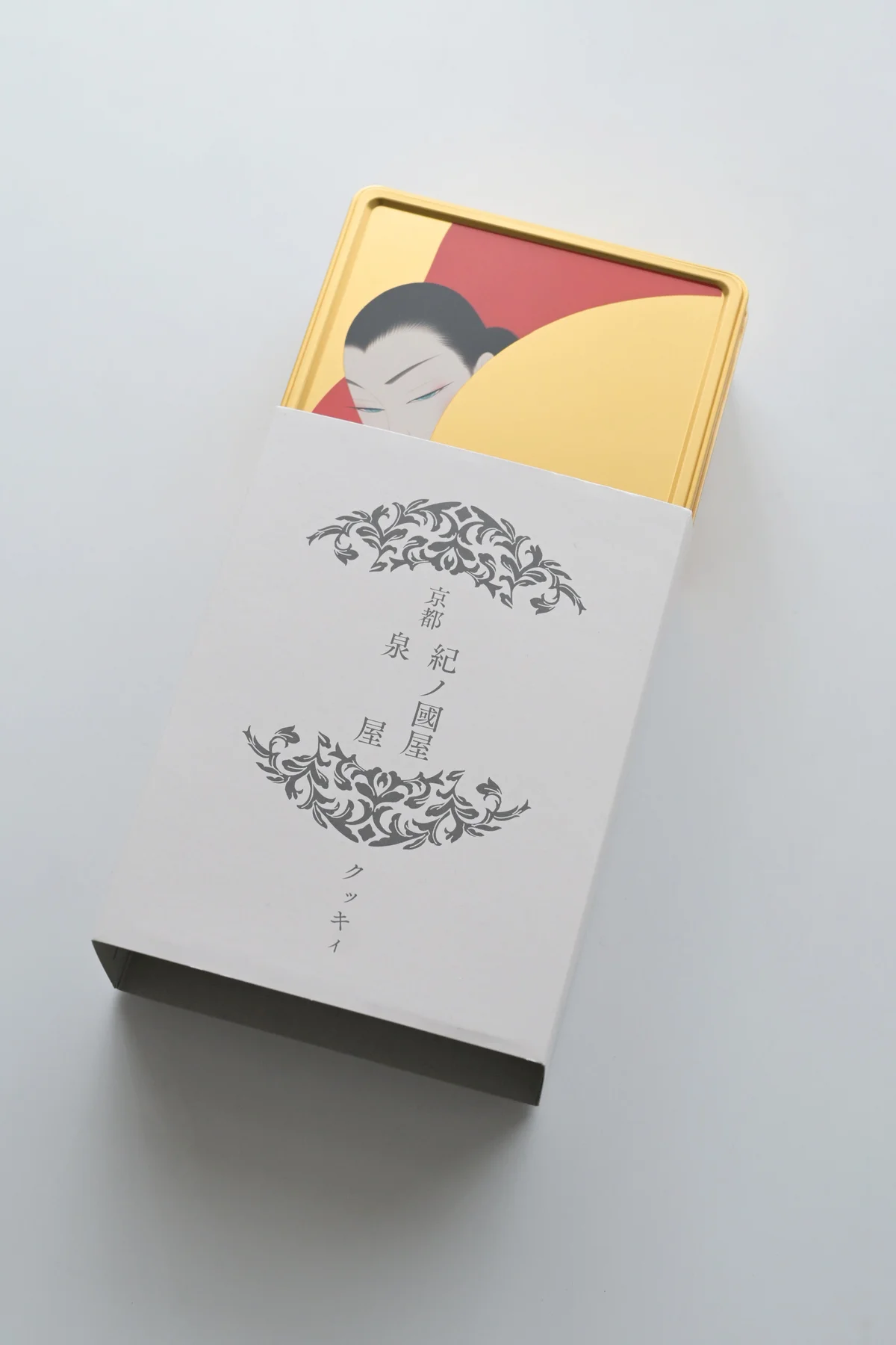 「紀ノ國屋京町家 泉屋クッキィ」のパッケージには、鶴田一郎さんの美人画が
