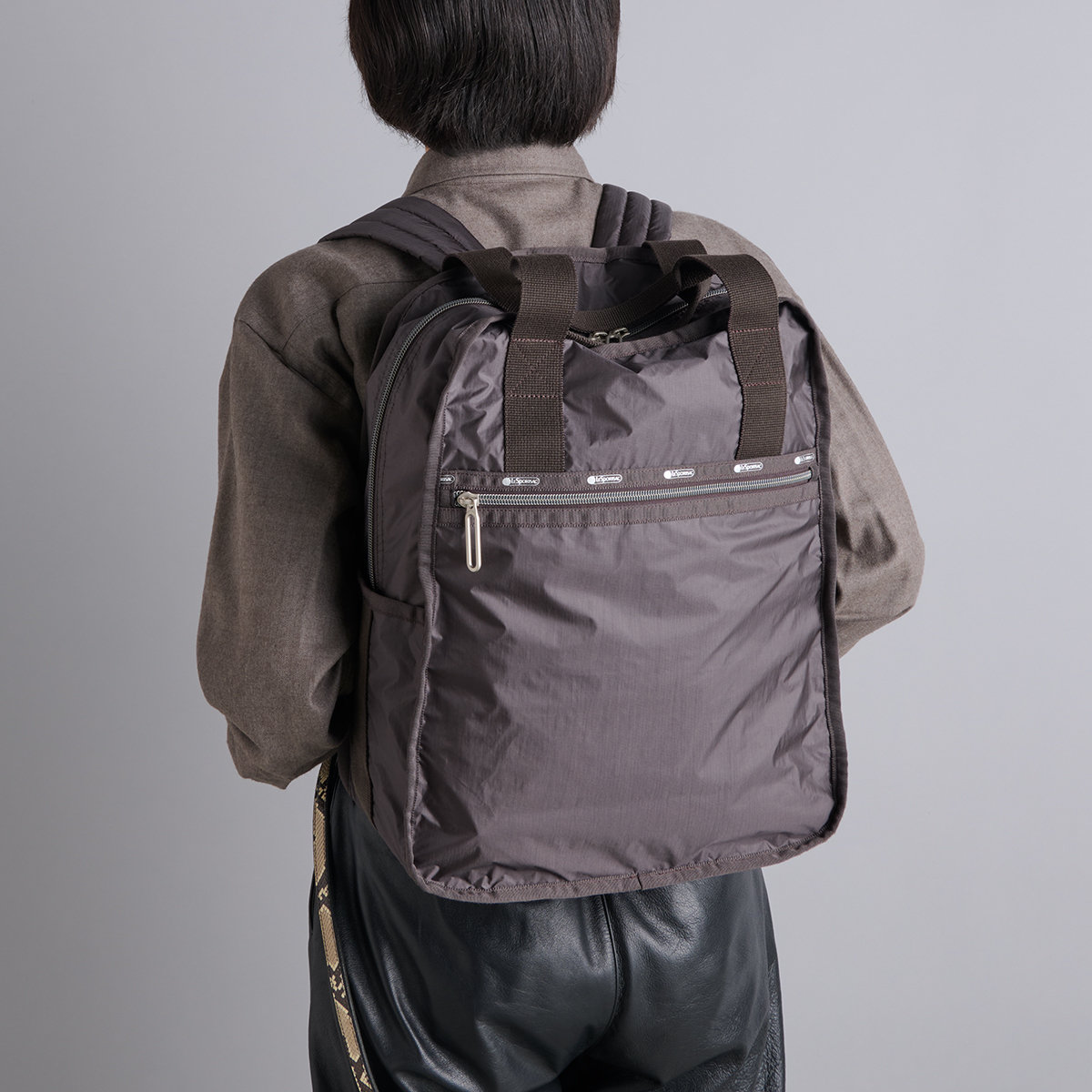 レスポートサックのバッグ「CR URBAN BACKPACK」の着用イメージ