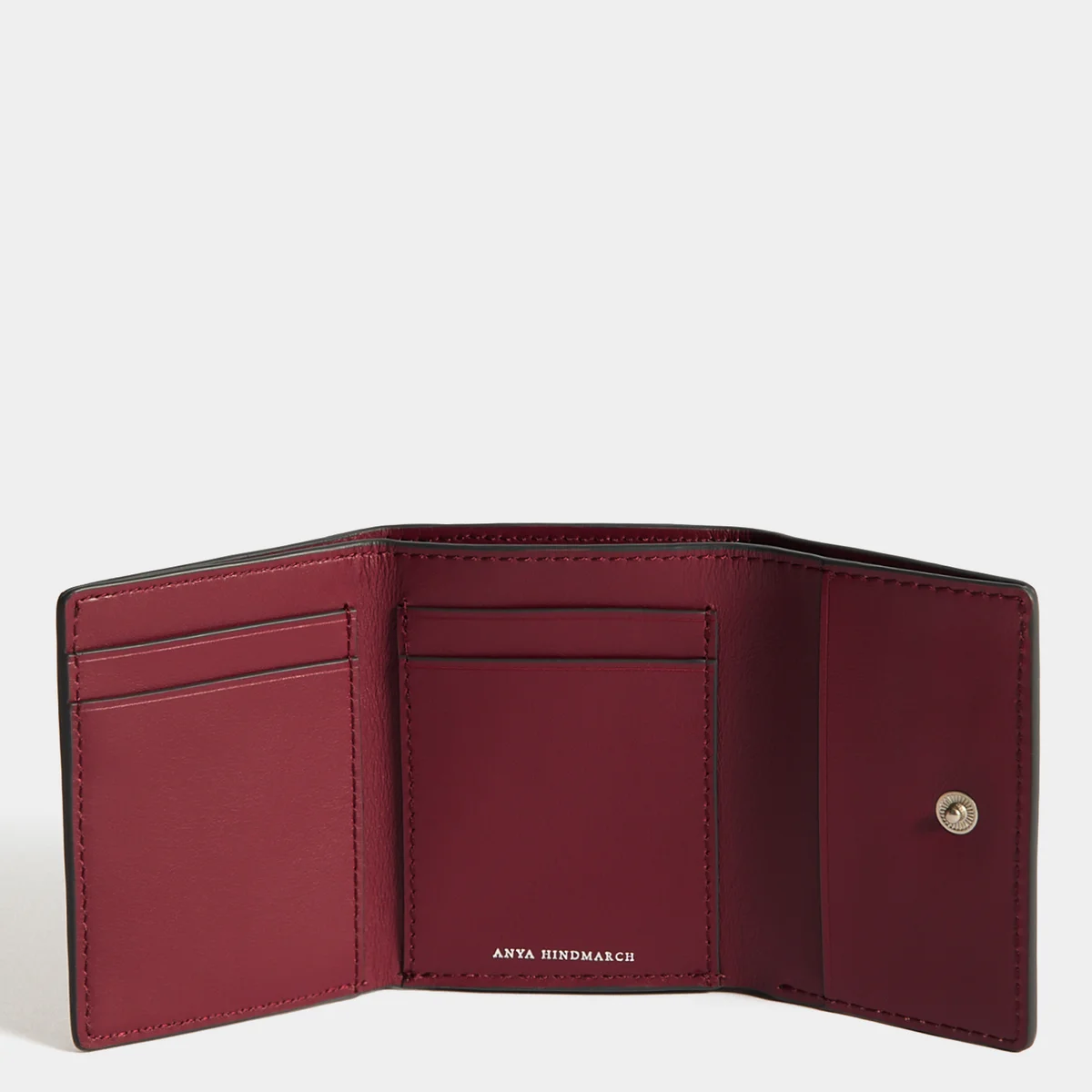 アニヤ・ハインドマーチ「Sakura ミニ・トライフォルド・ウォレット」の内側とロゴ