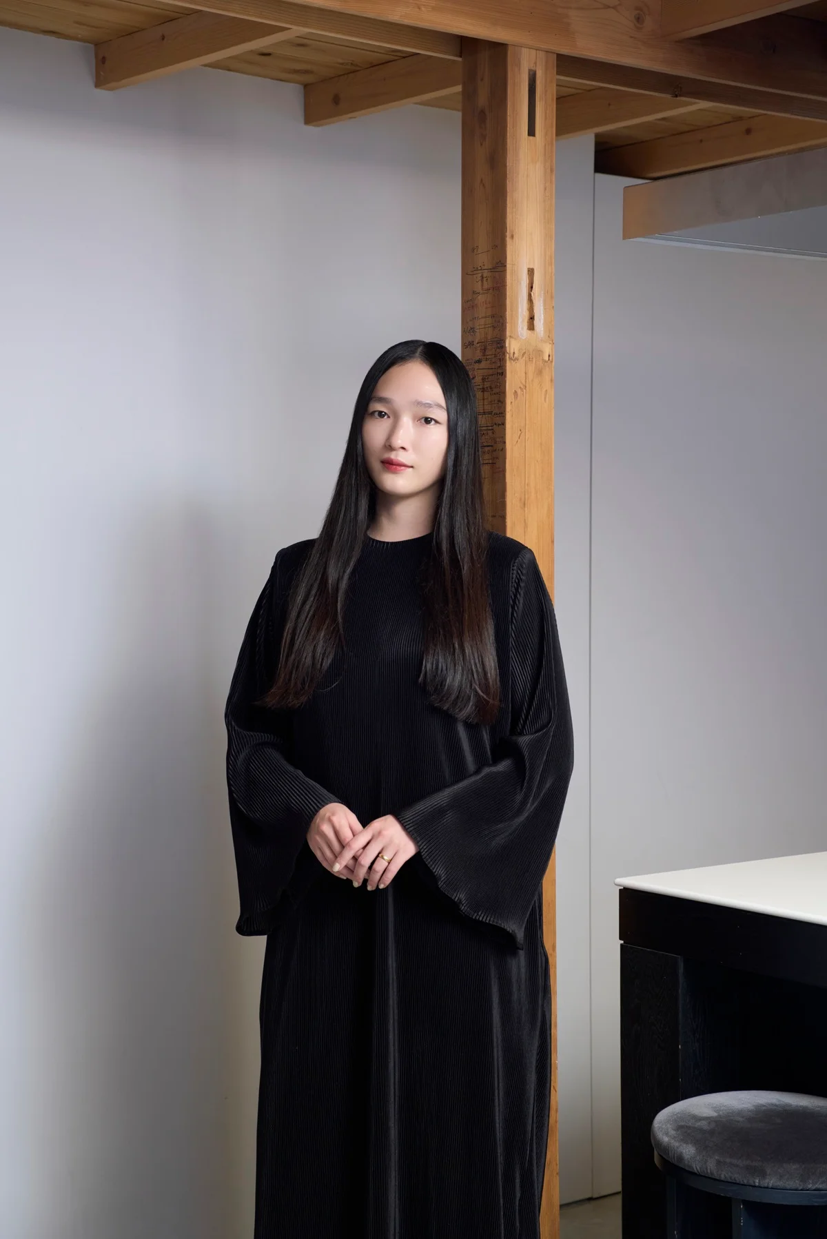 リムアークのブラックドレスをまとった、モデル・中島沙希さん。ワードローブの大半は黒をしめるそう