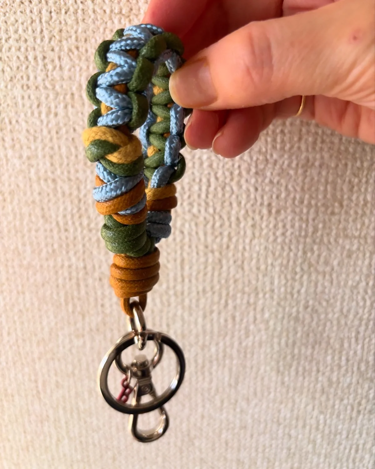 MY BOBのHAROLD キーリングを手持ち。ボリューム感あるストラップで持ちやすく、探しやすい！