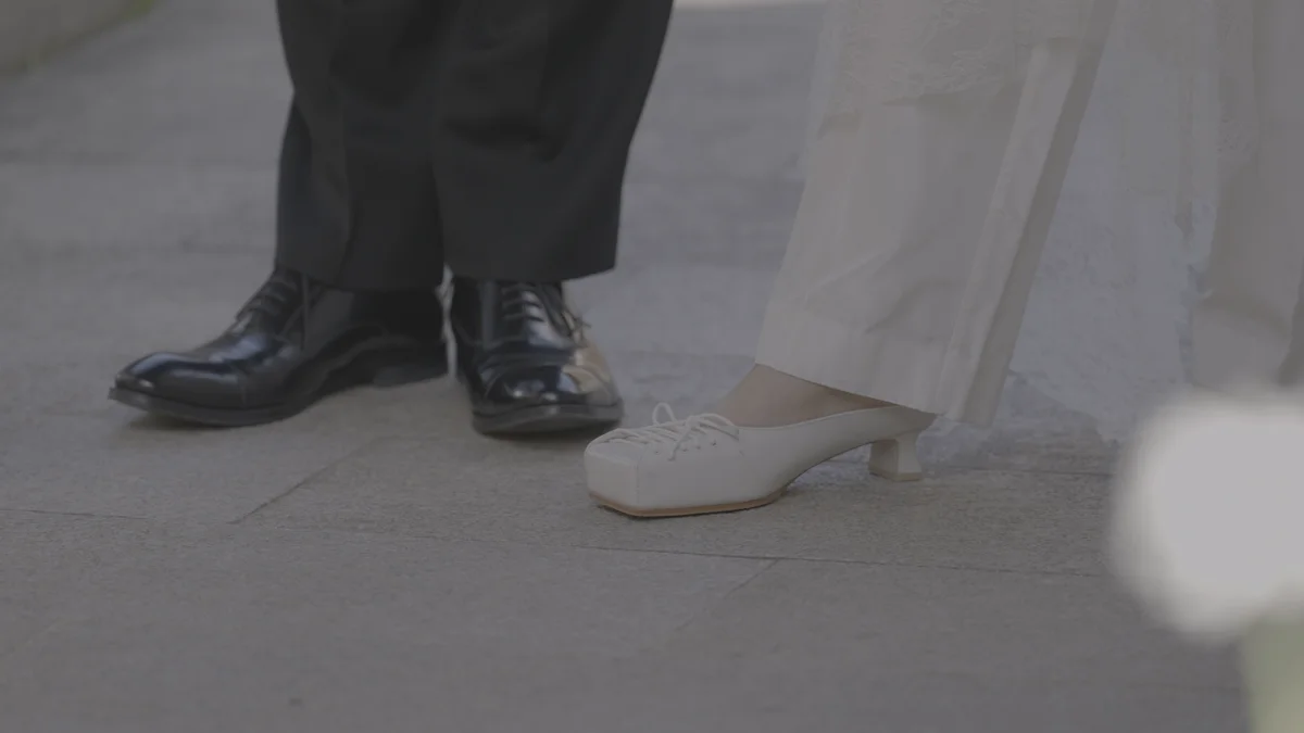 自分らしさを表現したパンツスタイルで、潔くクールな印象に。