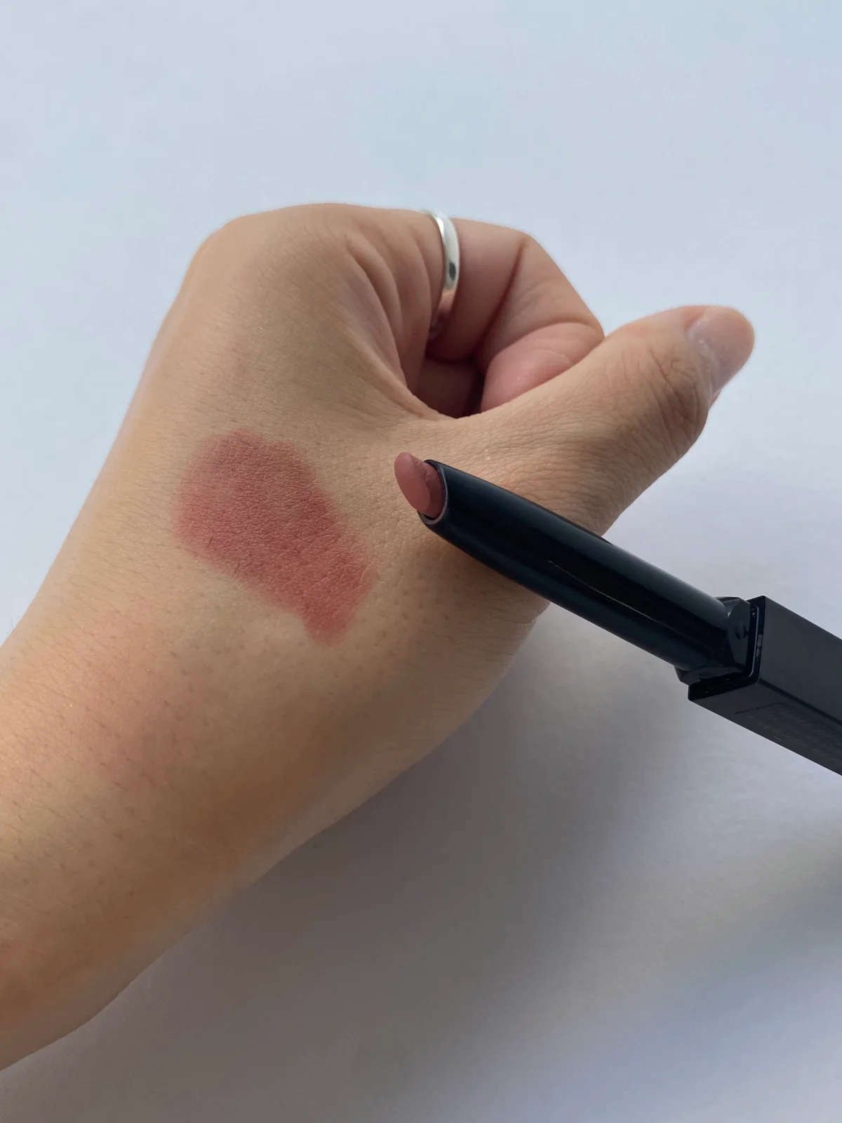 THREEのドリームオン アリューリング リルone 06を手の甲に描いているカット