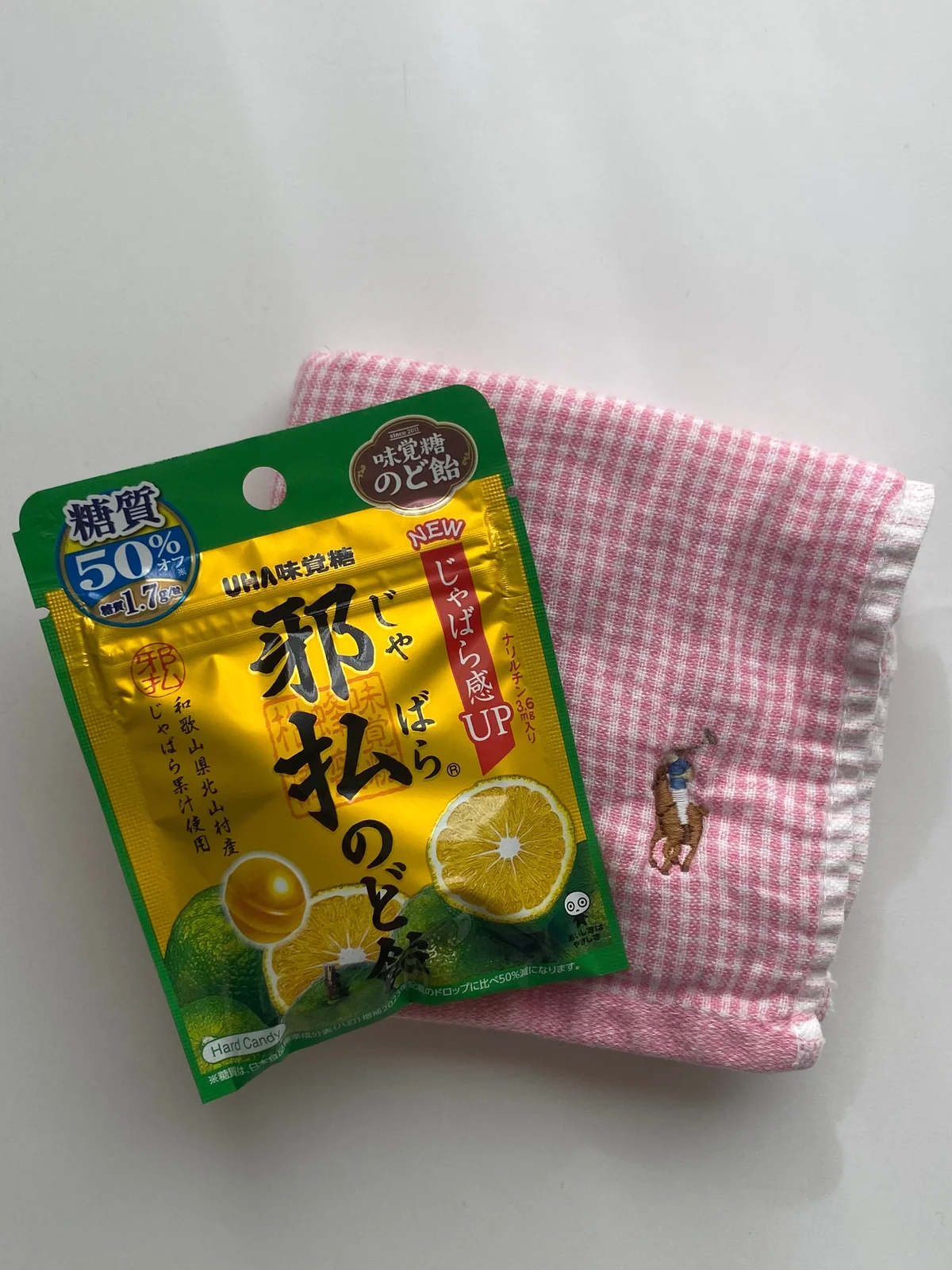 邪払のど飴 小袋 をタオルハンカチと並べた様子